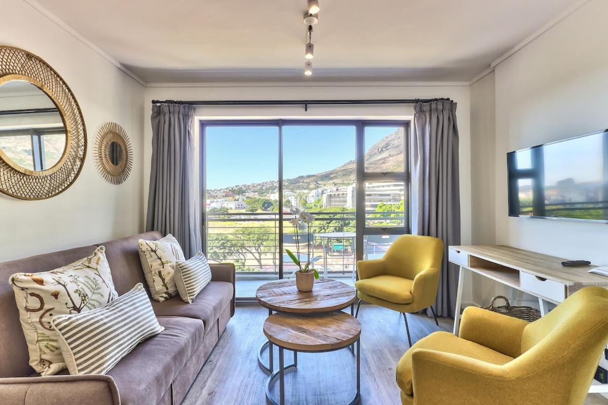 Castle Rock Gem with Table Mountain Views Pool