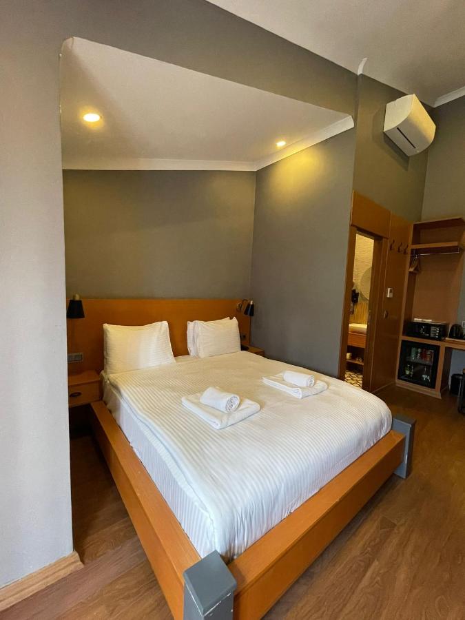 Deluxe Double Room (2 Adults + 1 Child)
