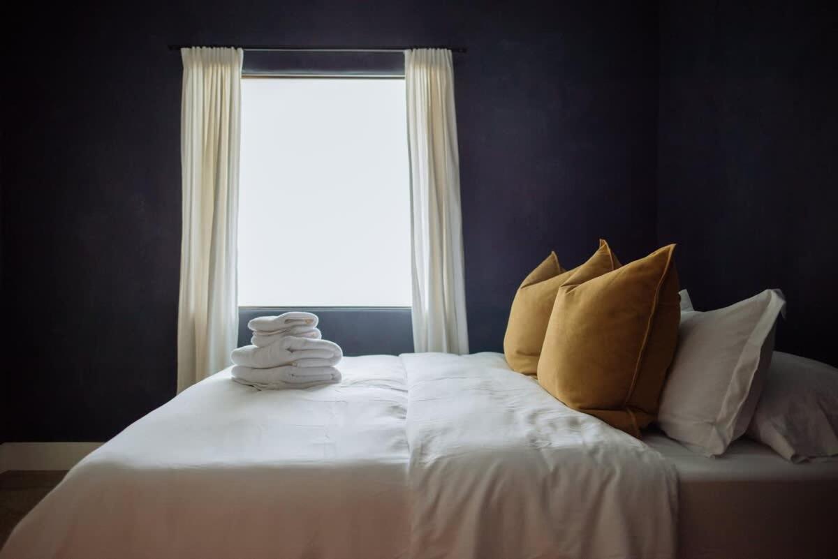 Dreamy Mid-Century Modern Pad - 4