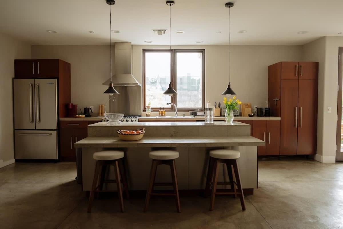 Dreamy Mid-Century Modern Pad - 3