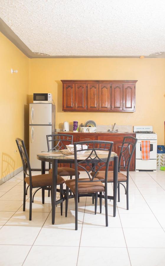 Oceanview 2BR Getaway 3min Beach 5min Airport - 4