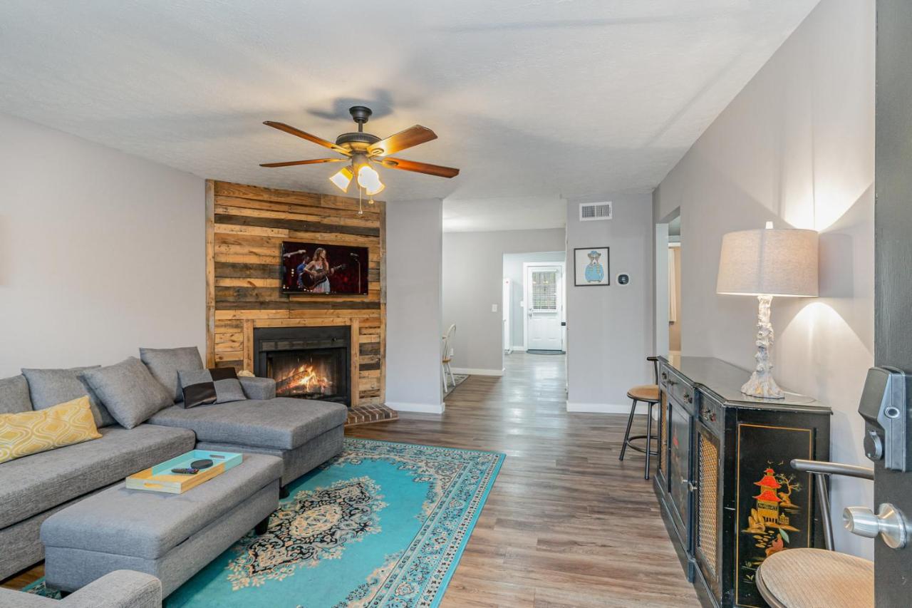 Cute & Cozy - Minutes from Downtown & BNA - 3