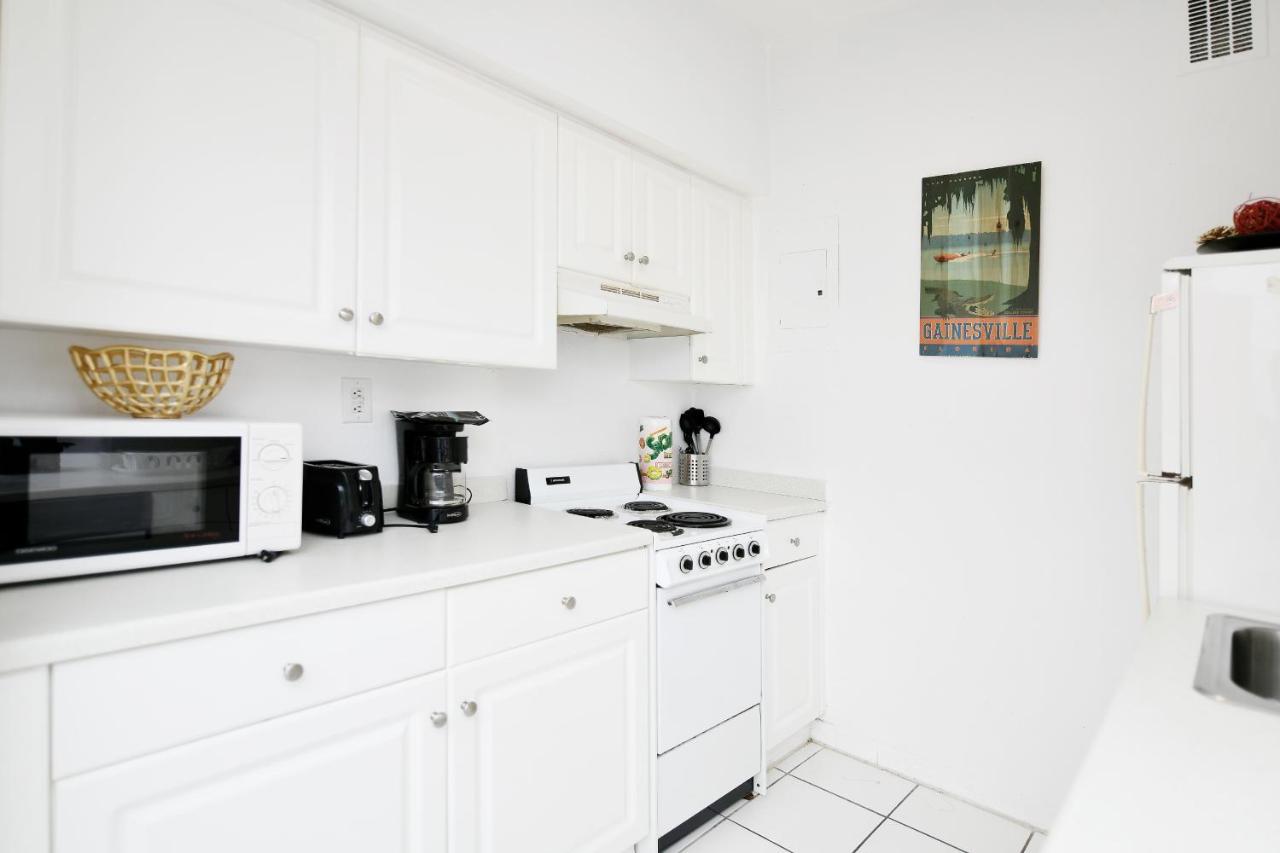 Collins Apartments — photo 6