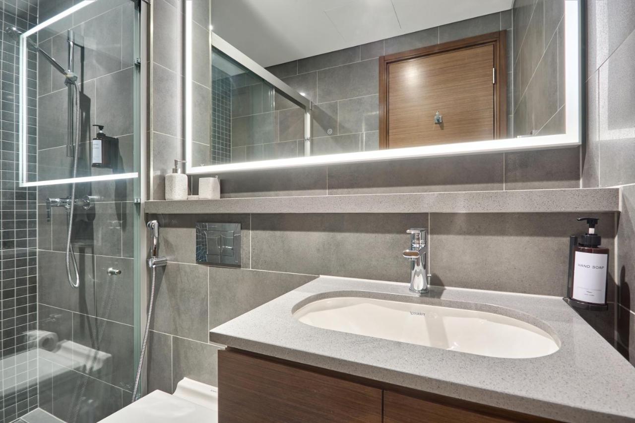 STAY BY LATINEM Luxury 1BR Holiday Home CB 3607 Near Burj Khalifa - 3