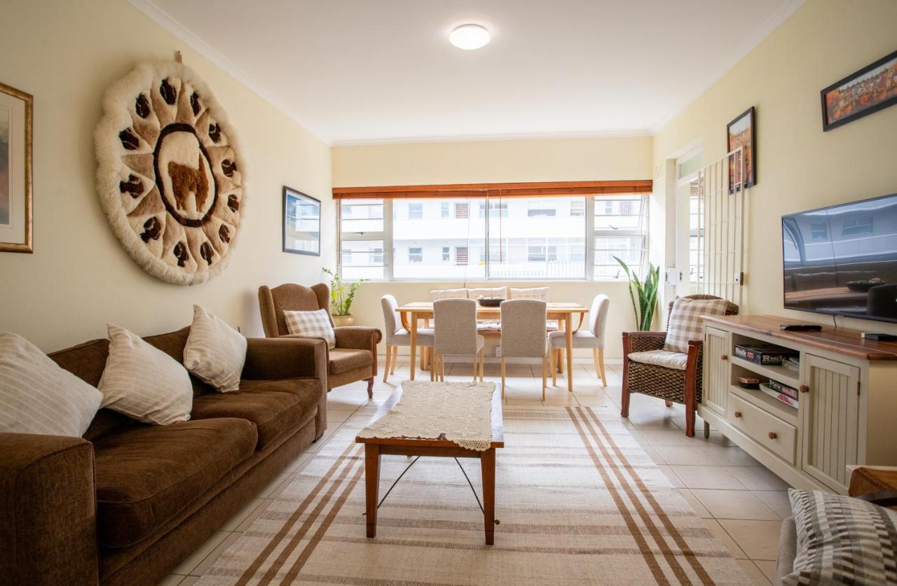 Beautiful mountain view apartment in Sea Point