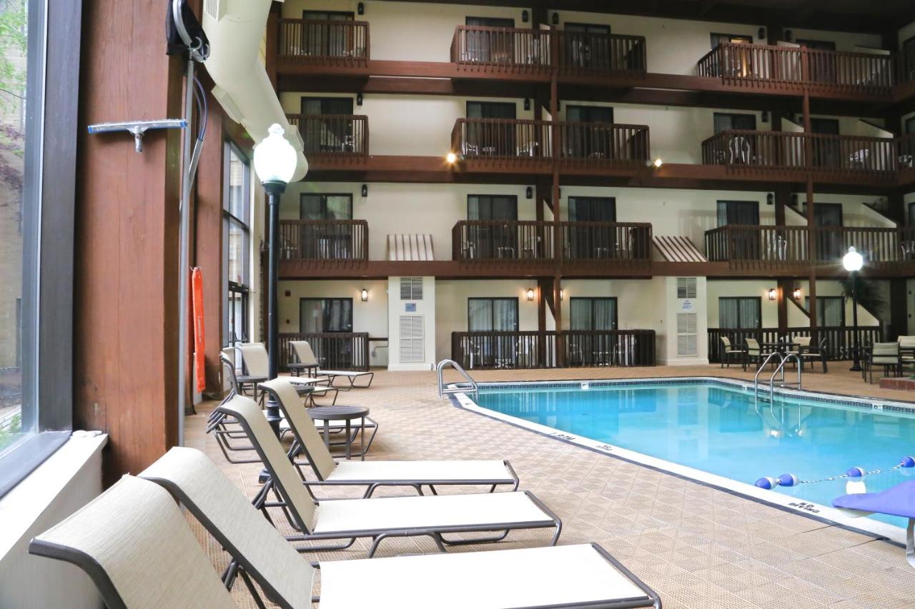 Heated swimming pool: Hotel 1620 Plymouth Harbor
