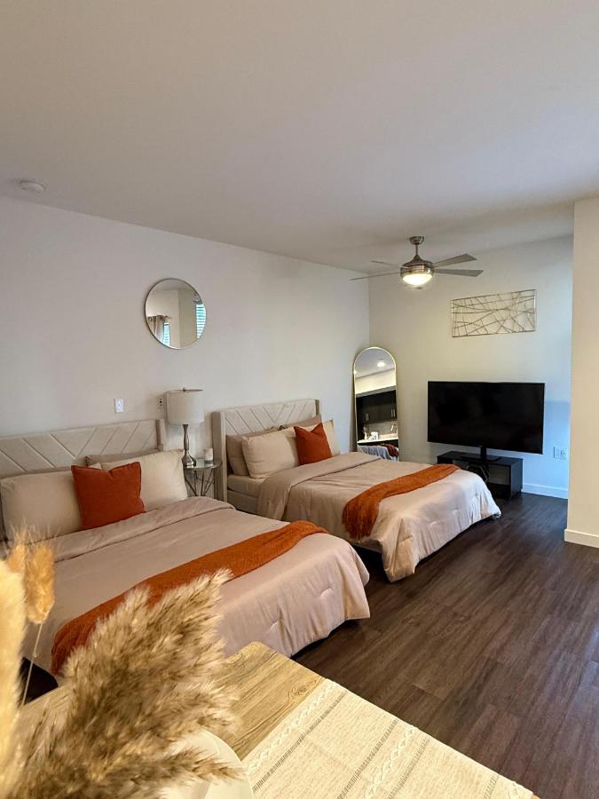 The Hollywood Blvd Loft FREE AND DESIGNATED PARKING - 2