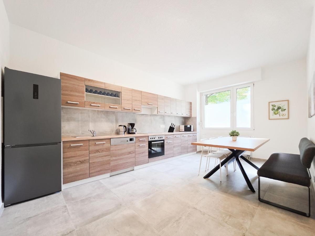 Tolstov Apartments - 3 Room Apartments - Kitchen - Balcony - 5 min to Messe DUS