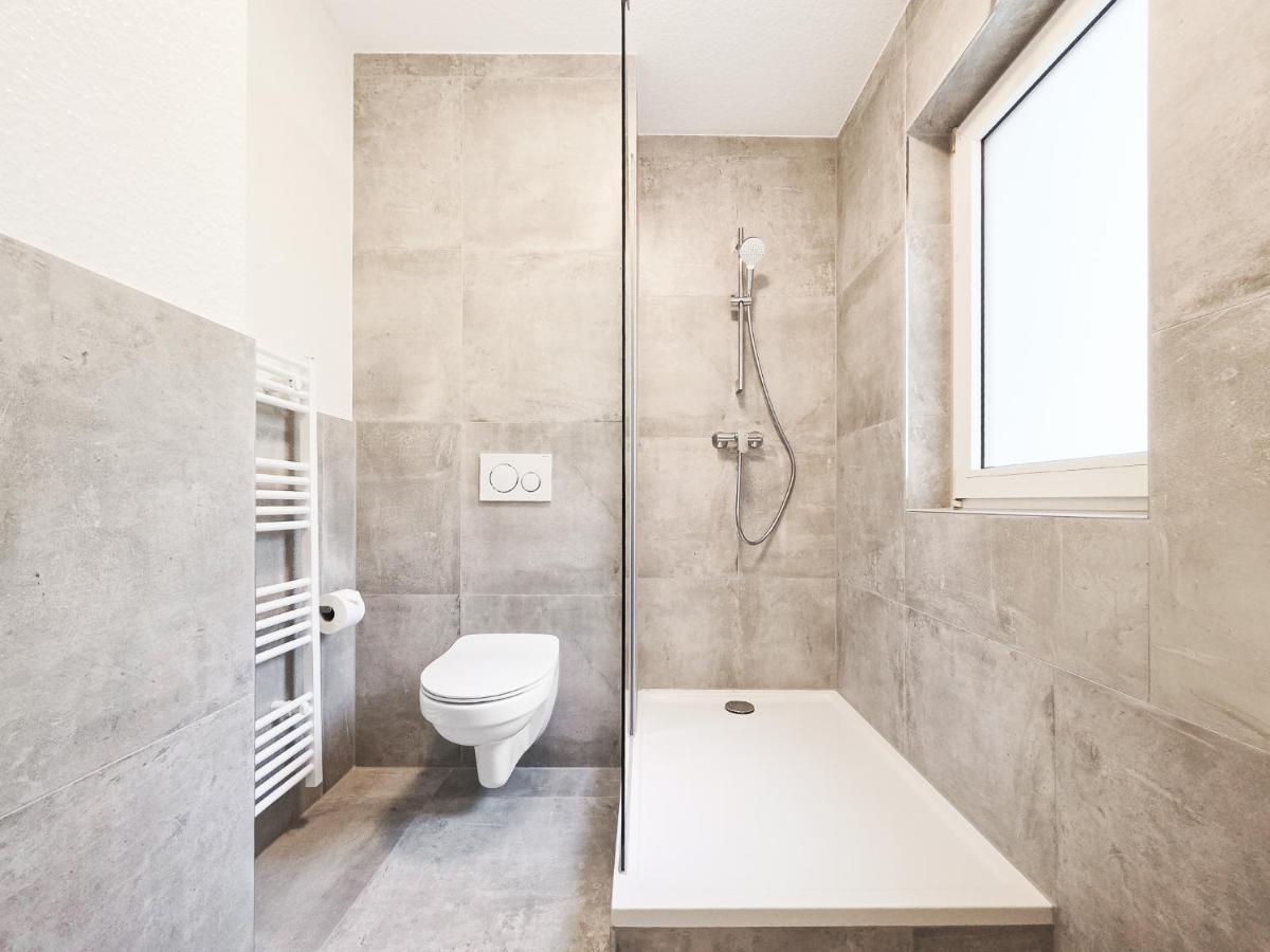 Tolstov Apartments - 3 Room Apartments - Kitchen - Balcony - 5 min to Messe DUS