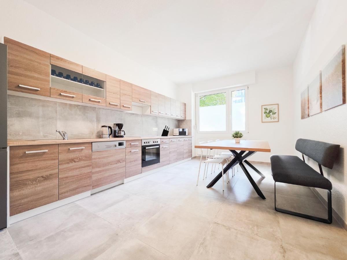 Tolstov Apartments - 3 Room Apartments - Kitchen - Balcony - 5 min to Messe DUS