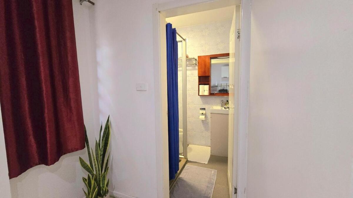 CBD Entire Apartment, Double bed and sofa bed, free wifi, parking - 3