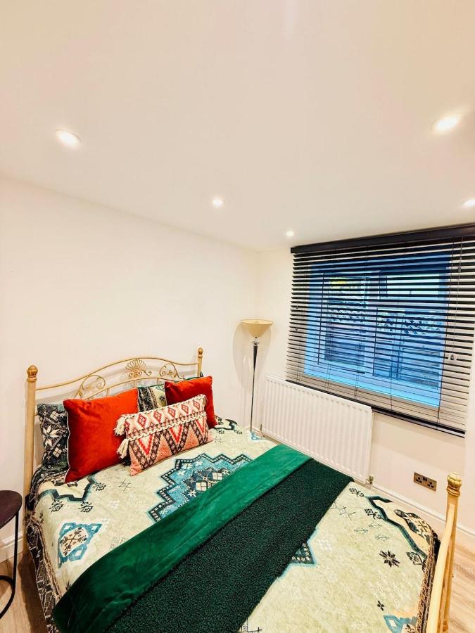 Cozystays Refurbed Modern Apartment Private Garden Free Parking