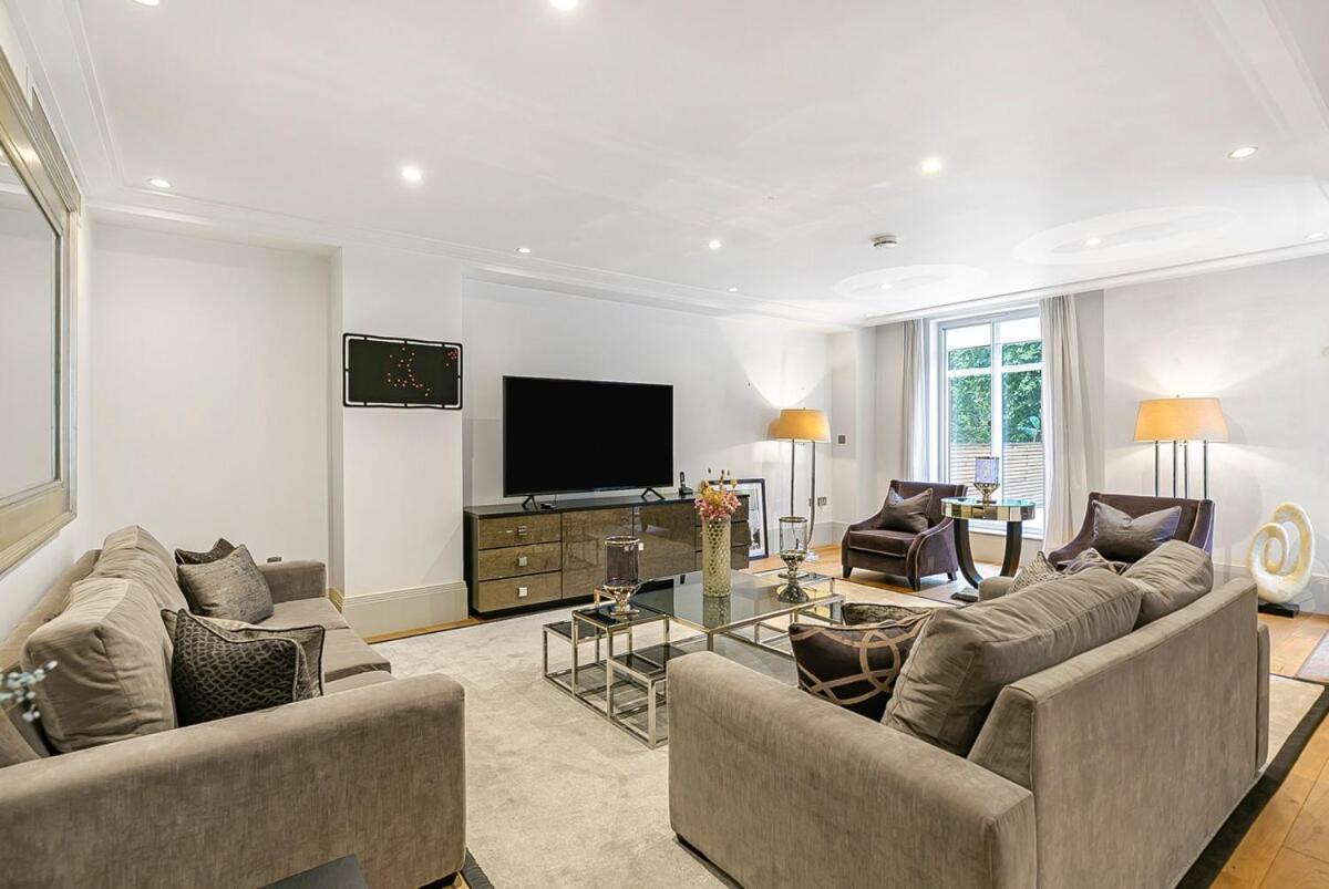 Exclusive Two-Bed Flat on Iconic Park Lane PL15A