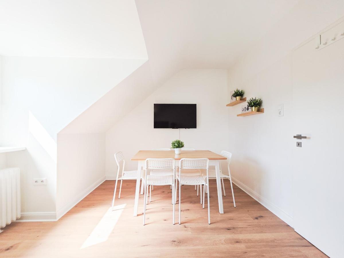 Tolstov Apartments - 3 Room Attic Apartment - Kitchen - 5 min to Messe DUS