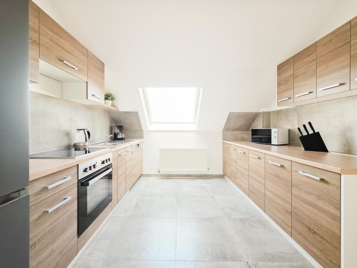 Tolstov Apartments - 3 Room Attic Apartment - Kitchen - 5 min to Messe DUS