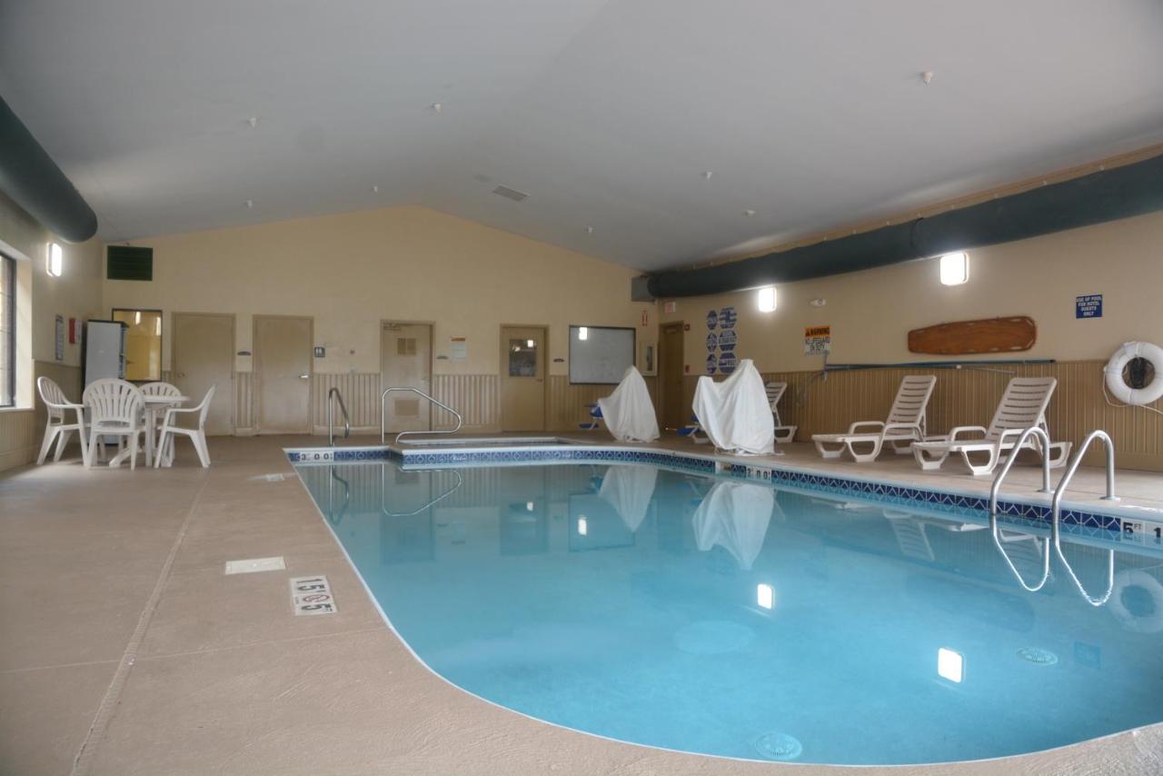 Heated swimming pool: Countryside Inn and Suites
