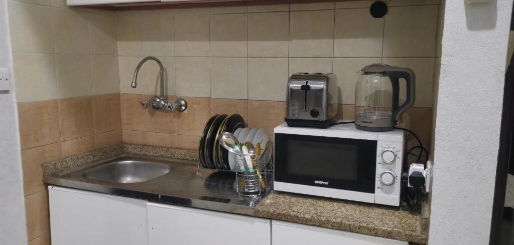 Urban Comfort Stay in Deira - 4