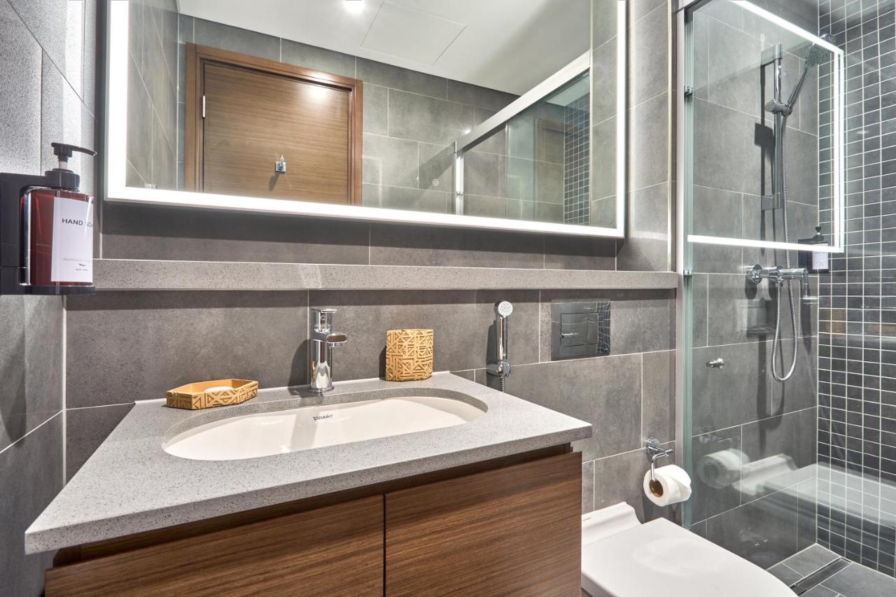 STAY BY LATINEM Luxury 1BR Holiday Home CB 2701 Near Burj Khalifa - 3