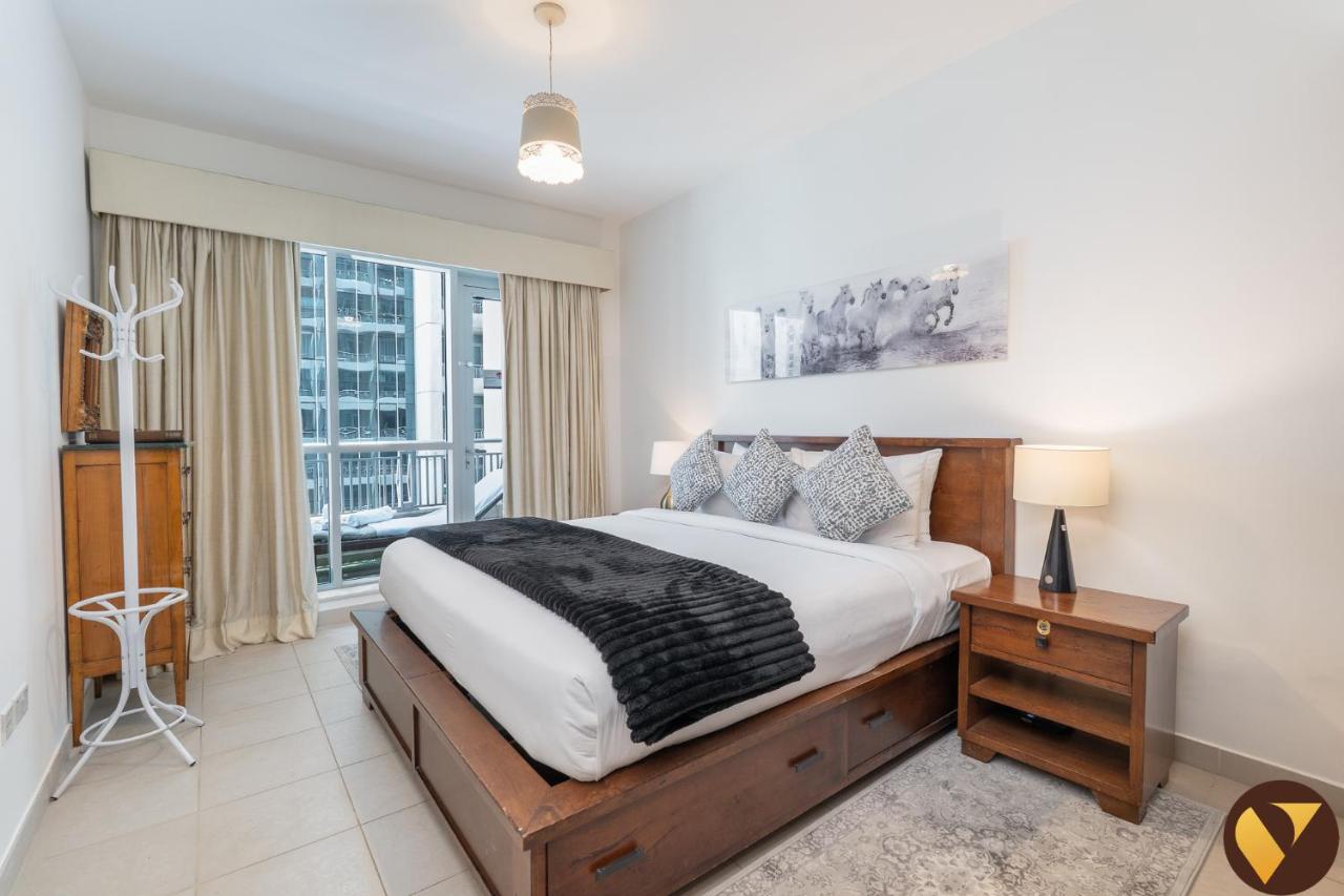 Vogue Vacation Homes, Downtown Boulevard Central near Burj Khalifa and Dubai Mall, Two Bedroom Apartment with Balcony and Burj Khalifa View, Access to all Amenities - 5