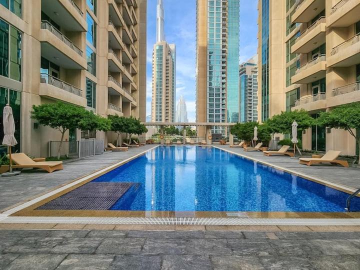 Vogue Vacation Homes, Downtown Boulevard Central near Burj Khalifa and Dubai Mall, Two Bedroom Apartment with Balcony and Burj Khalifa View, Access to all Amenities - 3