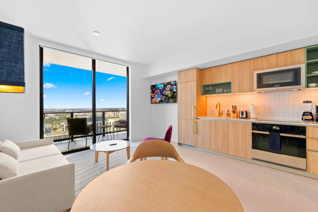 Luxury Condo on 44th Floor - Downtown Plus Parking - 4