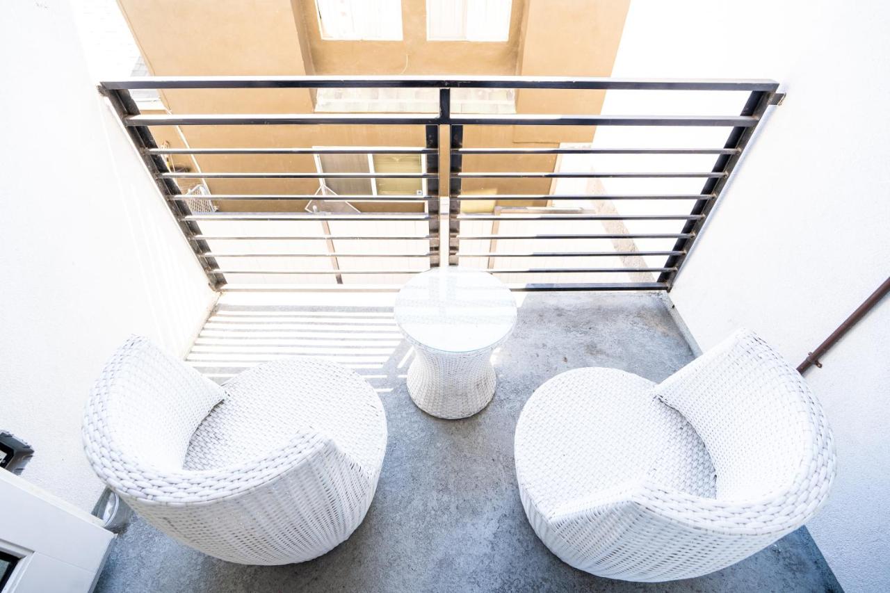 Modern 1-Bedromm Loft In Hollywood With Viwe of Hollywood Sign - 3