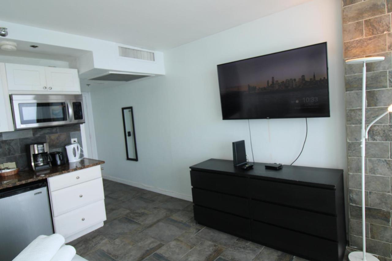 Oceanview Studio at Castle Beach Club – Pool, Beach Access, Valet Parking, Gym & More! - 3