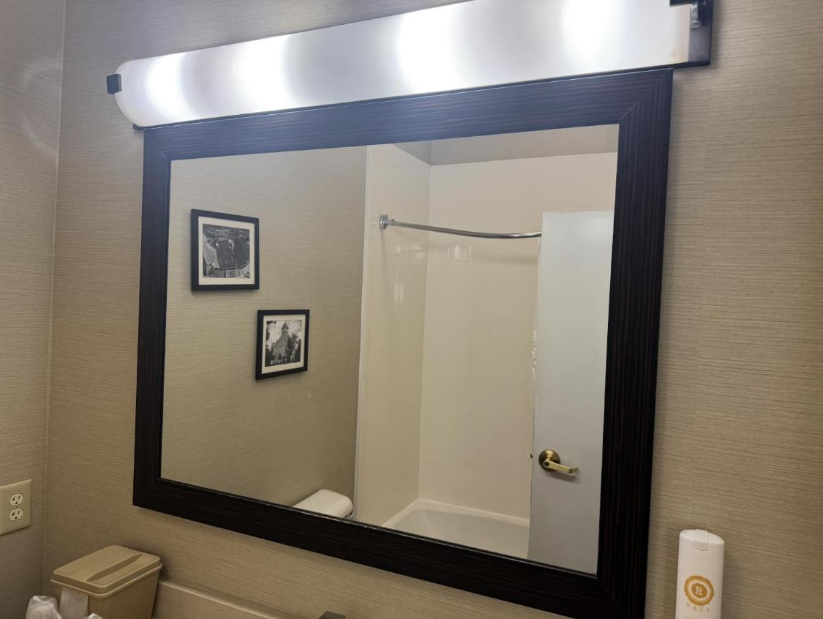Royal Inn & Suites — photo 23