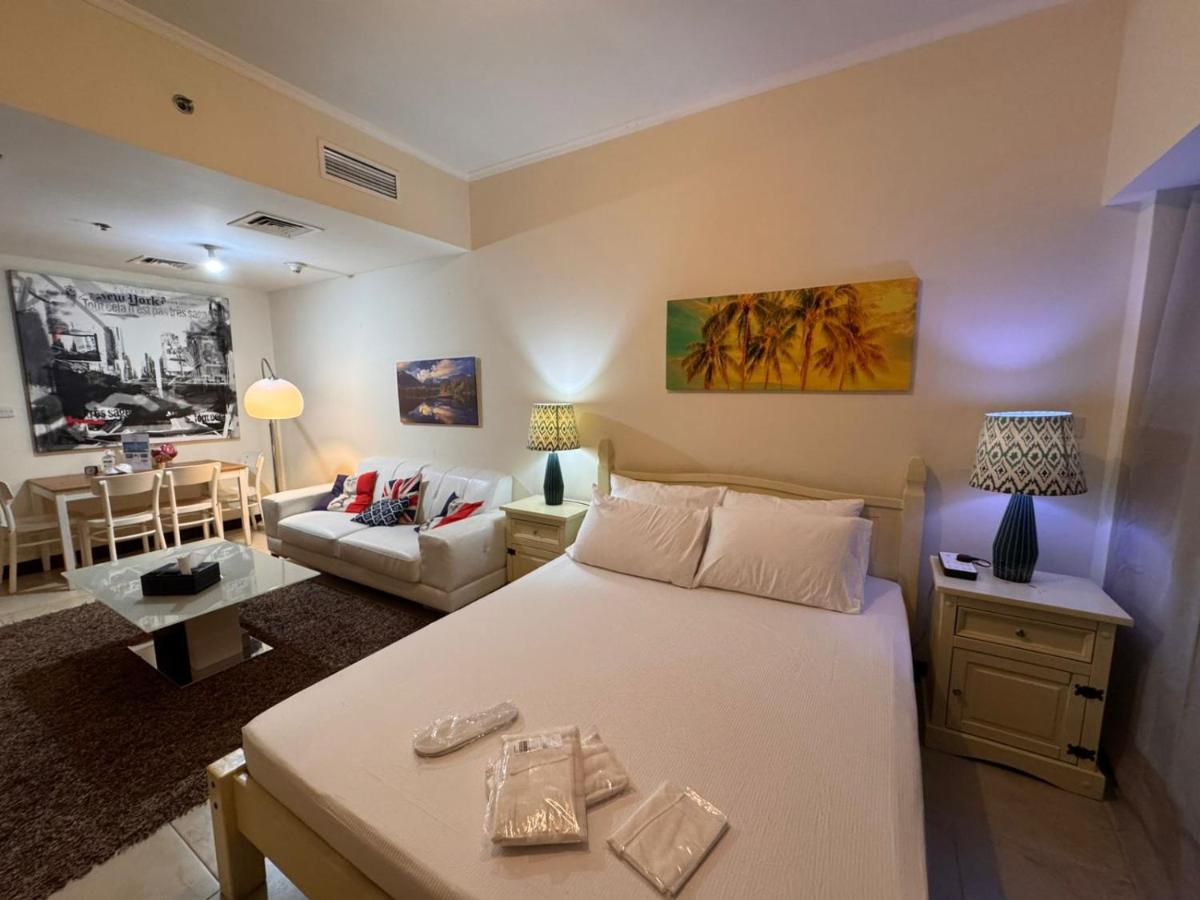 Click Stay - JLT - Entire Studio & Balcony Lakes view Apartment -AM - 2