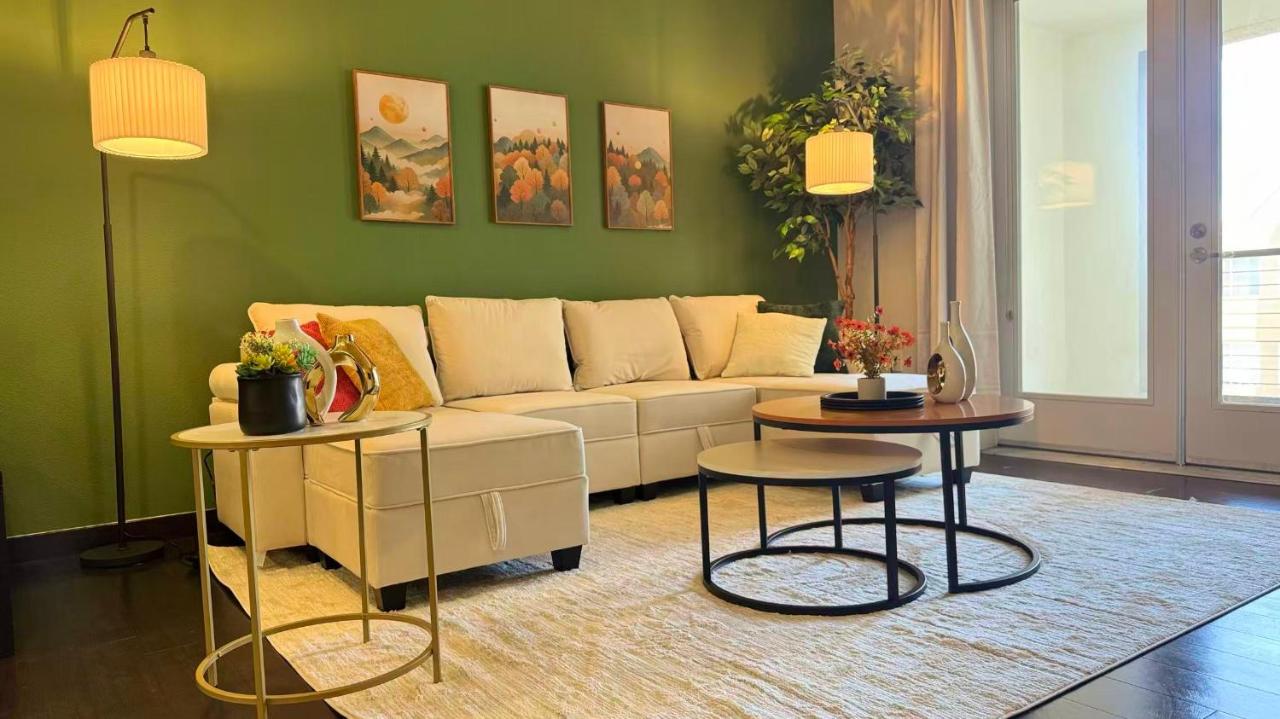 West Hollywood Stylish One Bedroom - Free Parking & Pool & Gym