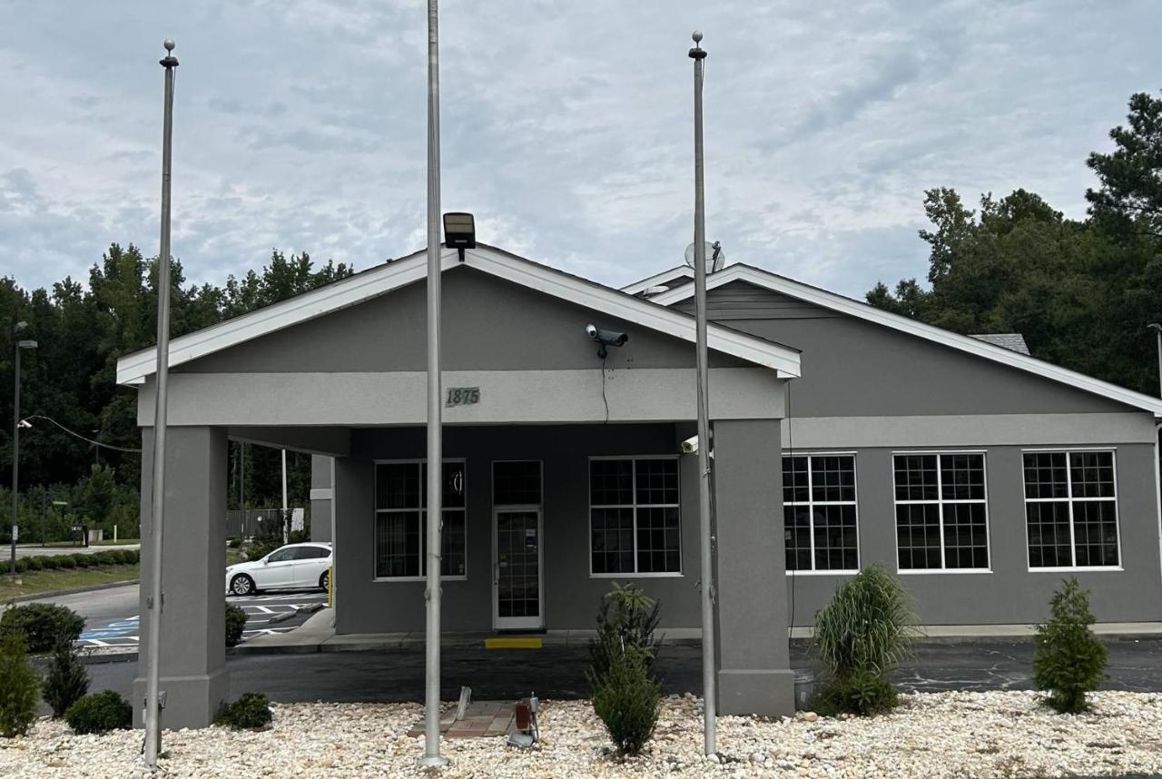 Image: Super 8 by Wyndham Fayetteville