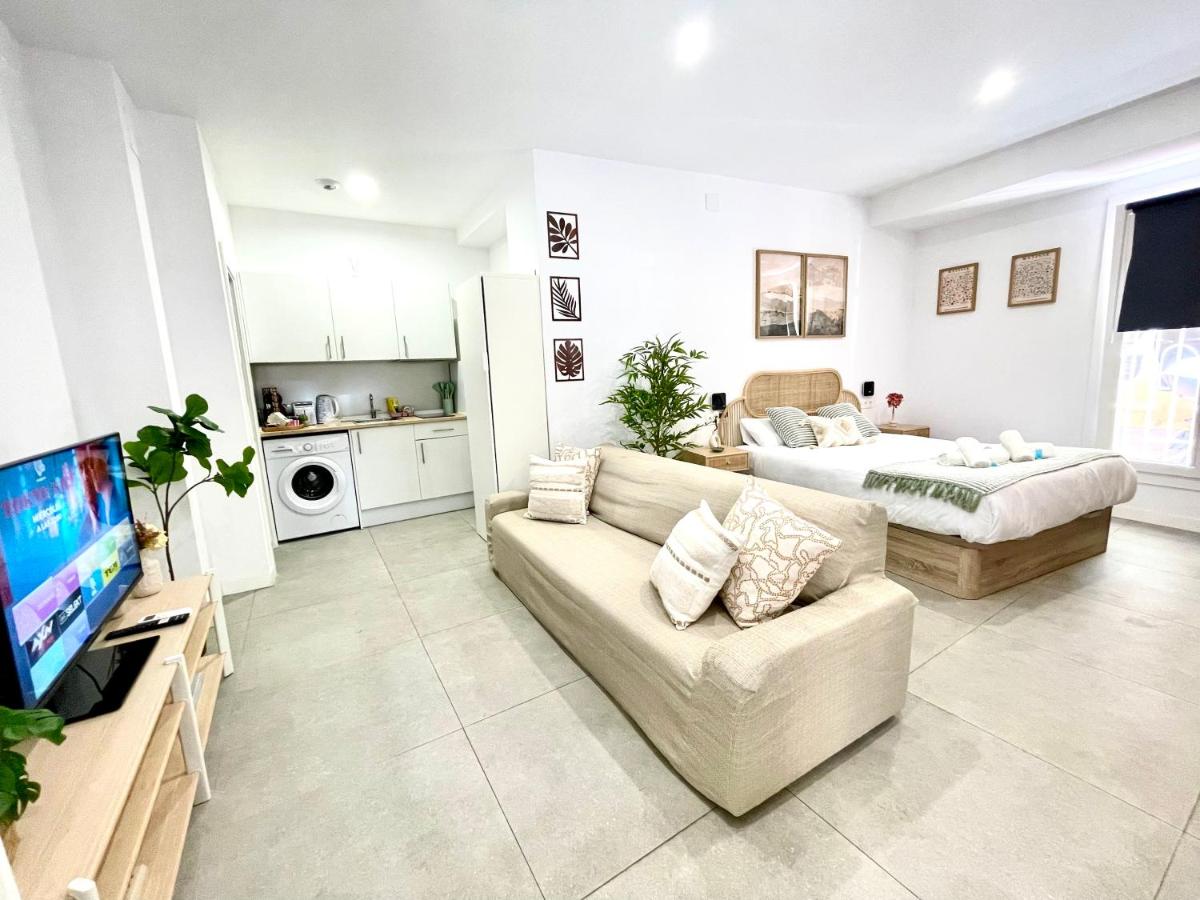 Designer and Quiet Studio 5 min to Maria Zambrano Station and 15 min walk to Beach - 2