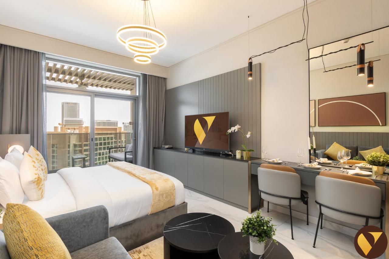 Vogue Vacation Homes, Downtown Mag 318 near Burj Khalifa and Dubai Mall, Studio Apartment with Balcony, Canal and City Skyline View, Access to all Amenities - 2