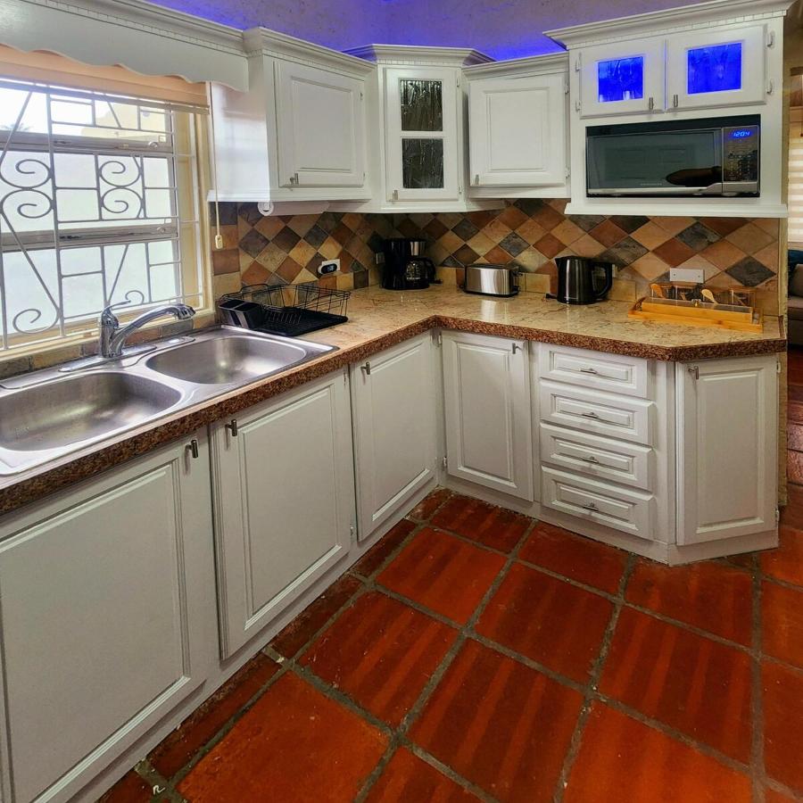 CoralStone Escape near beach and airport with private garden - 3