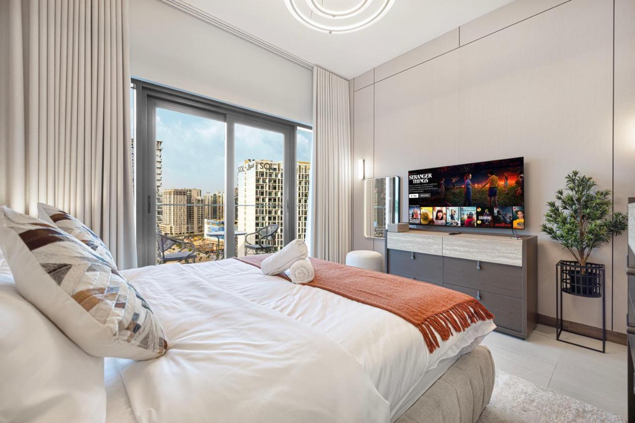 Luxury 1BHK Burj Khalifa & Canal View - 3