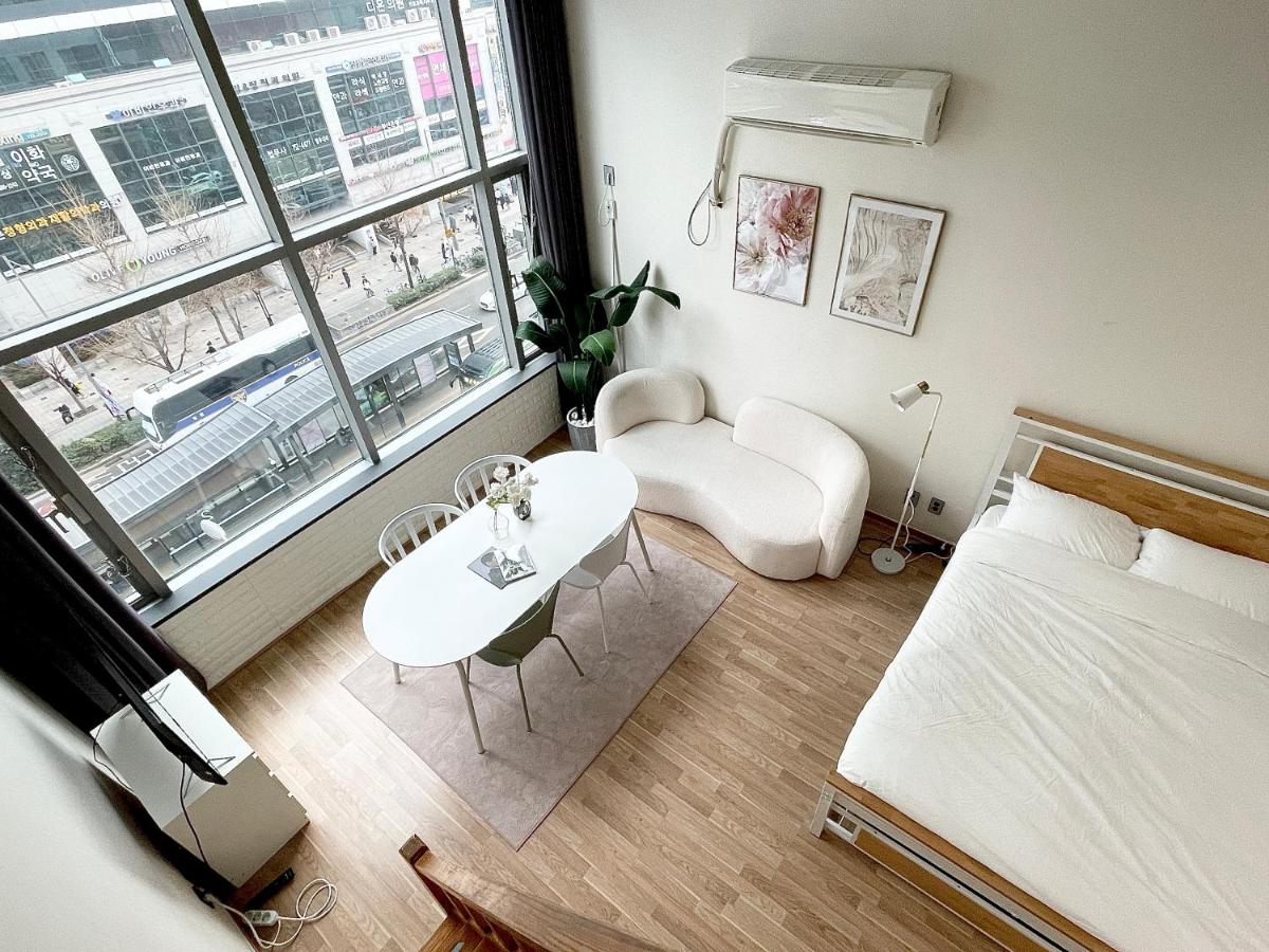 Romantic and Spacious Duplex Hongik Stn 1minute