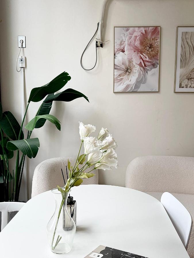 Romantic and Spacious Duplex Hongik Stn 1minute - 2