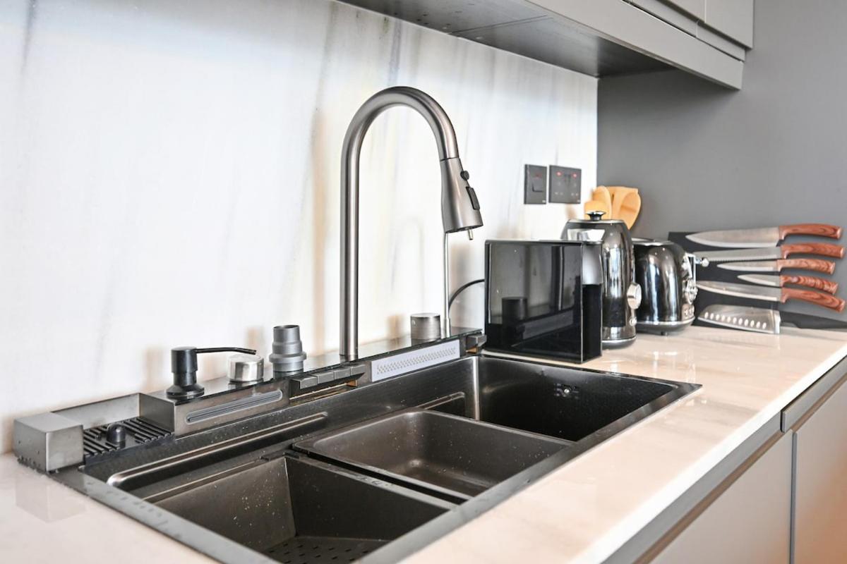 Stunning 2 Bdr Luxury Burj Khalifa view - 3