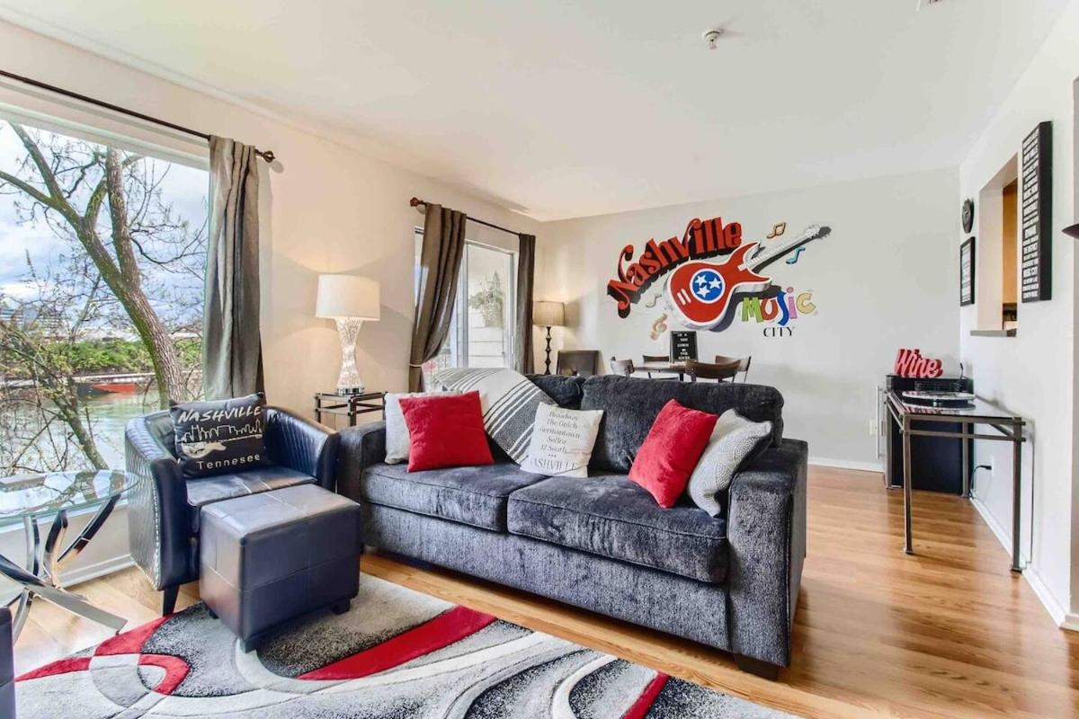 Uncork and Unwind FREE Parking POOL Walk to Broadway!