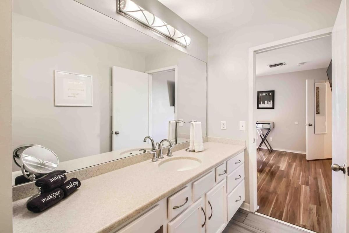 Uncork and Unwind FREE Parking POOL Walk to Broadway! - 3