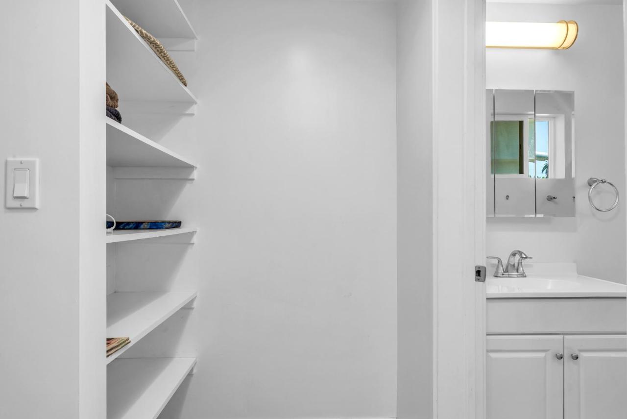 Chic 1 Bedroom Loft with Balcony Hollywood Sign View Free Gated Parking Full Kitchen - 3