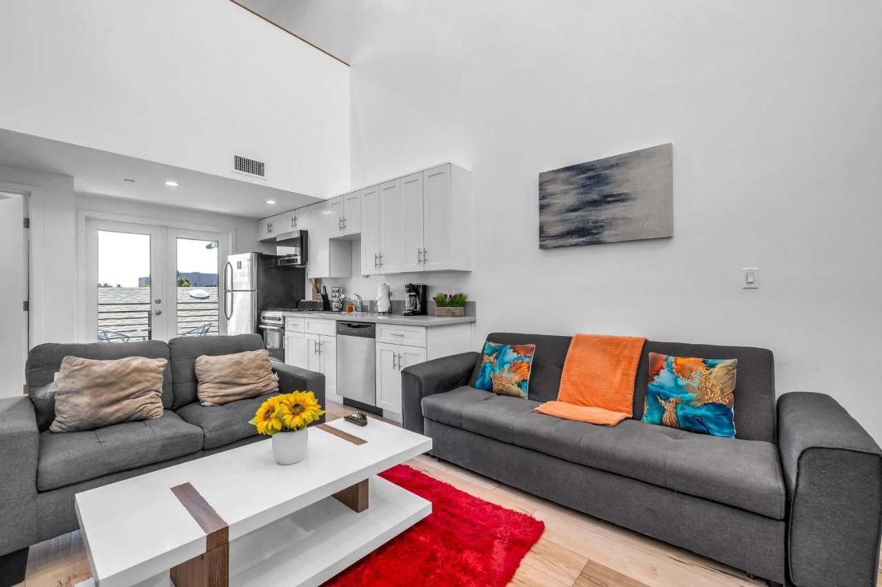 Chic 1 Bedroom Loft with Balcony Hollywood Sign View Free Gated Parking Full Kitchen - 4