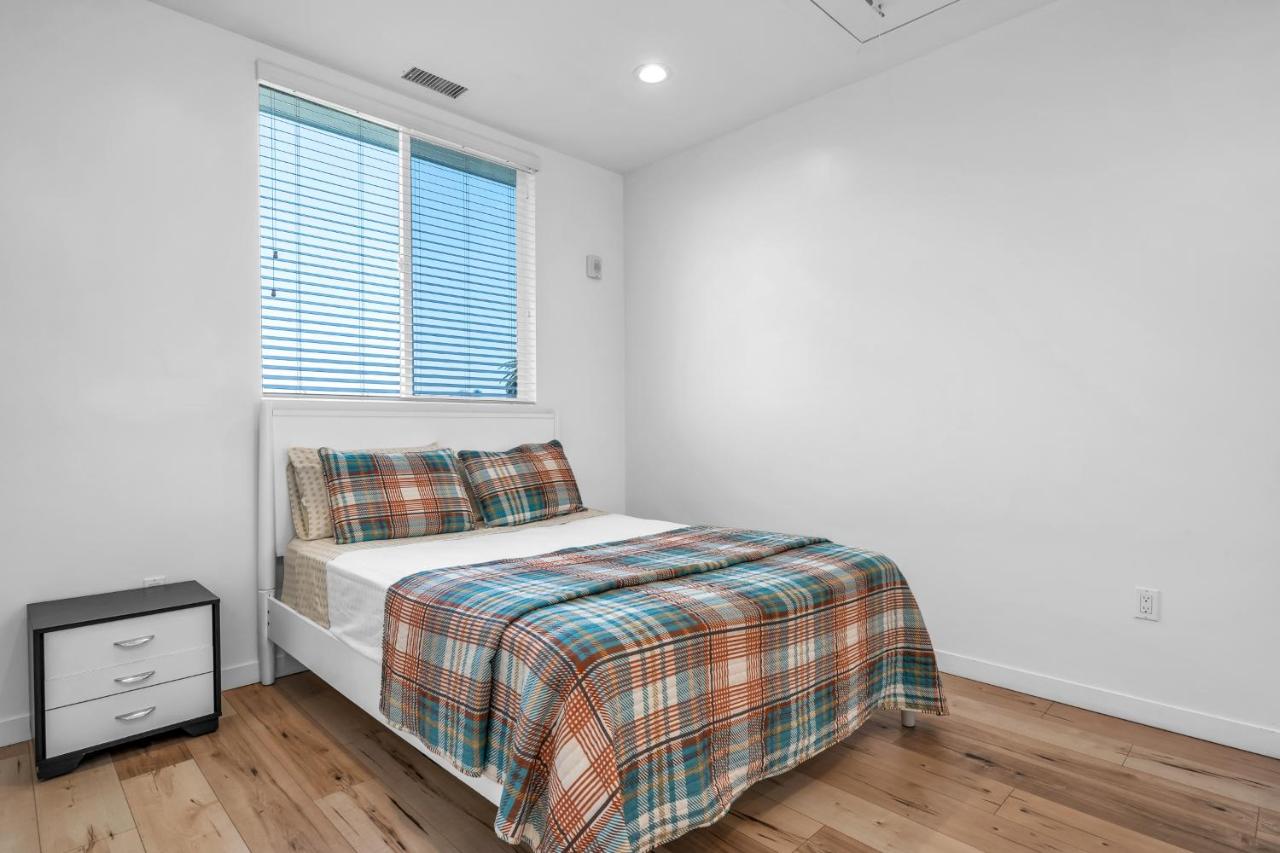 Chic 1 Bedroom Loft with Balcony Hollywood Sign View Free Gated Parking Full Kitchen - 2