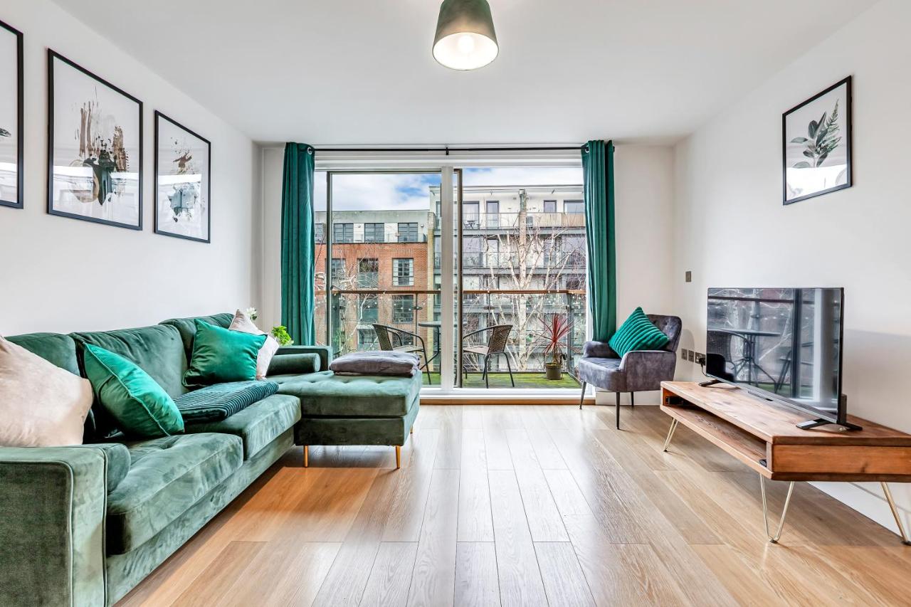 Stylish London Apt with Free Parking and Canal Views - 5