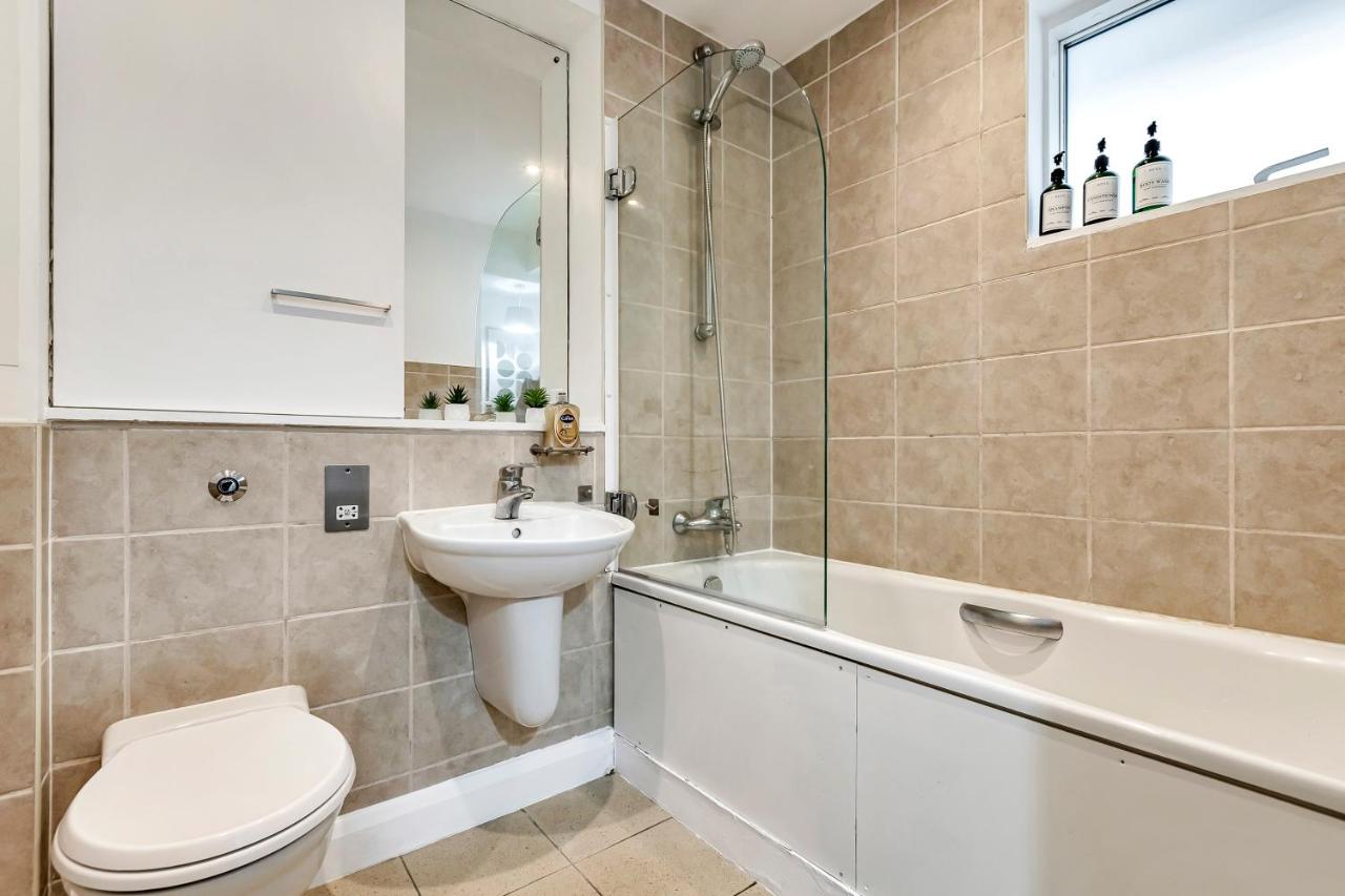 Stylish London Apt with Free Parking and Canal Views - 3