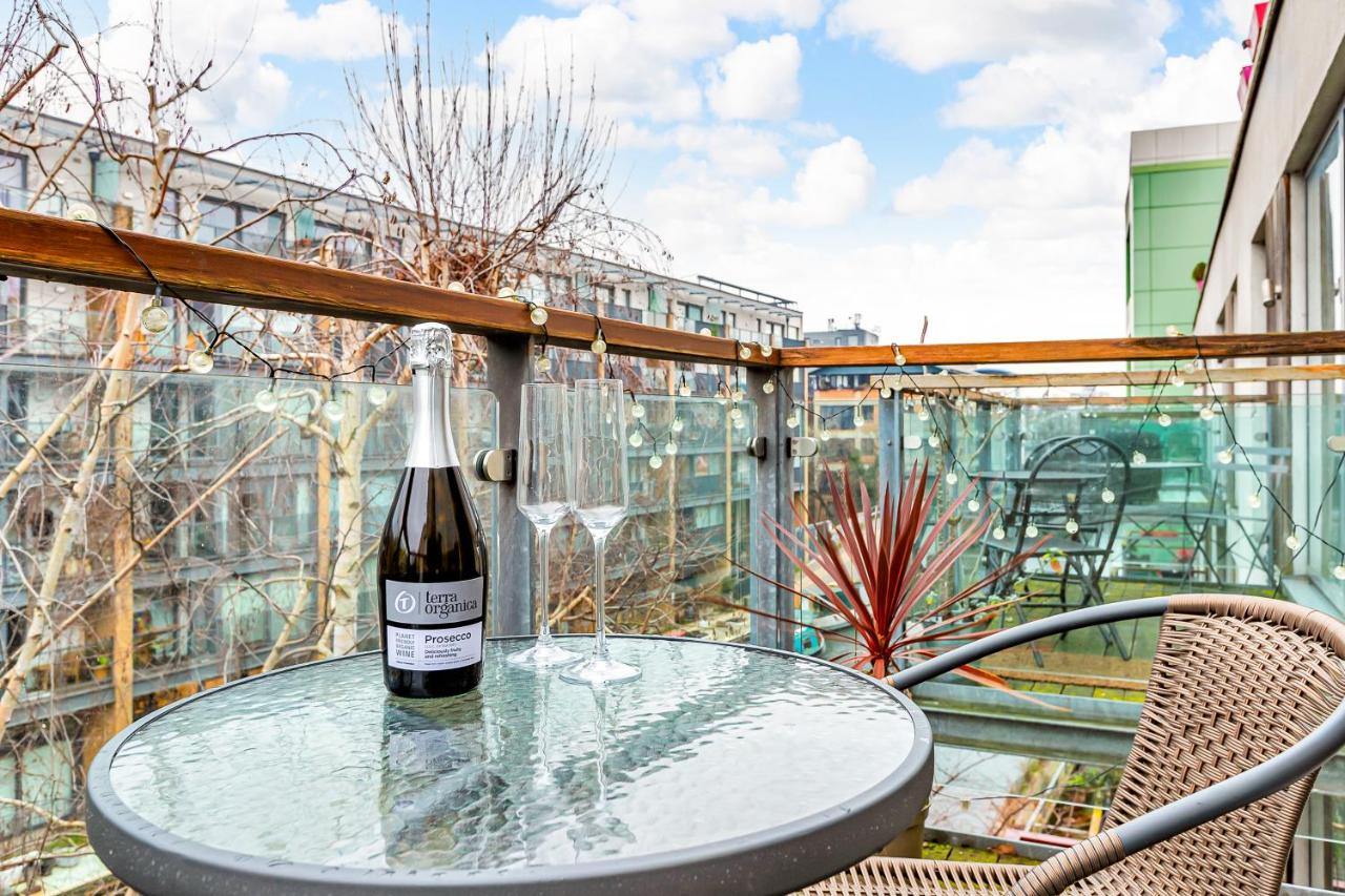 Stylish London Apt with Free Parking and Canal Views - 4