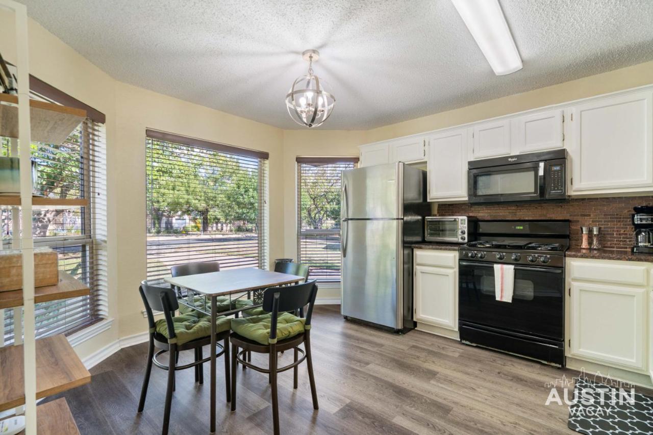 Fenced Yard 2BR 1BA 10m to Domain Near Downtown Pets OK by AUSTIN VACAY - 3