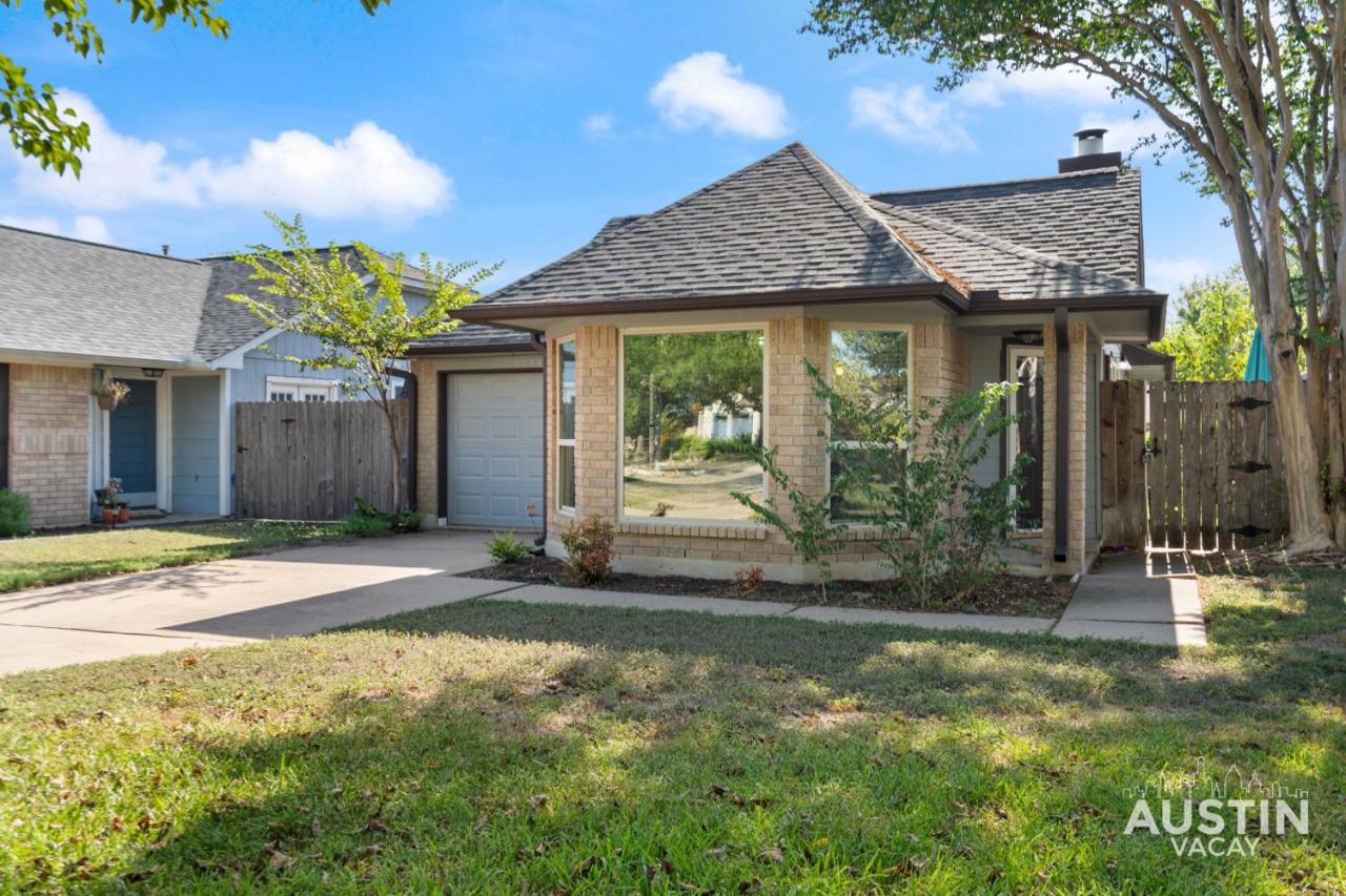 Fenced Yard 2BR 1BA 10m to Domain Near Downtown Pets OK by AUSTIN VACAY - 2