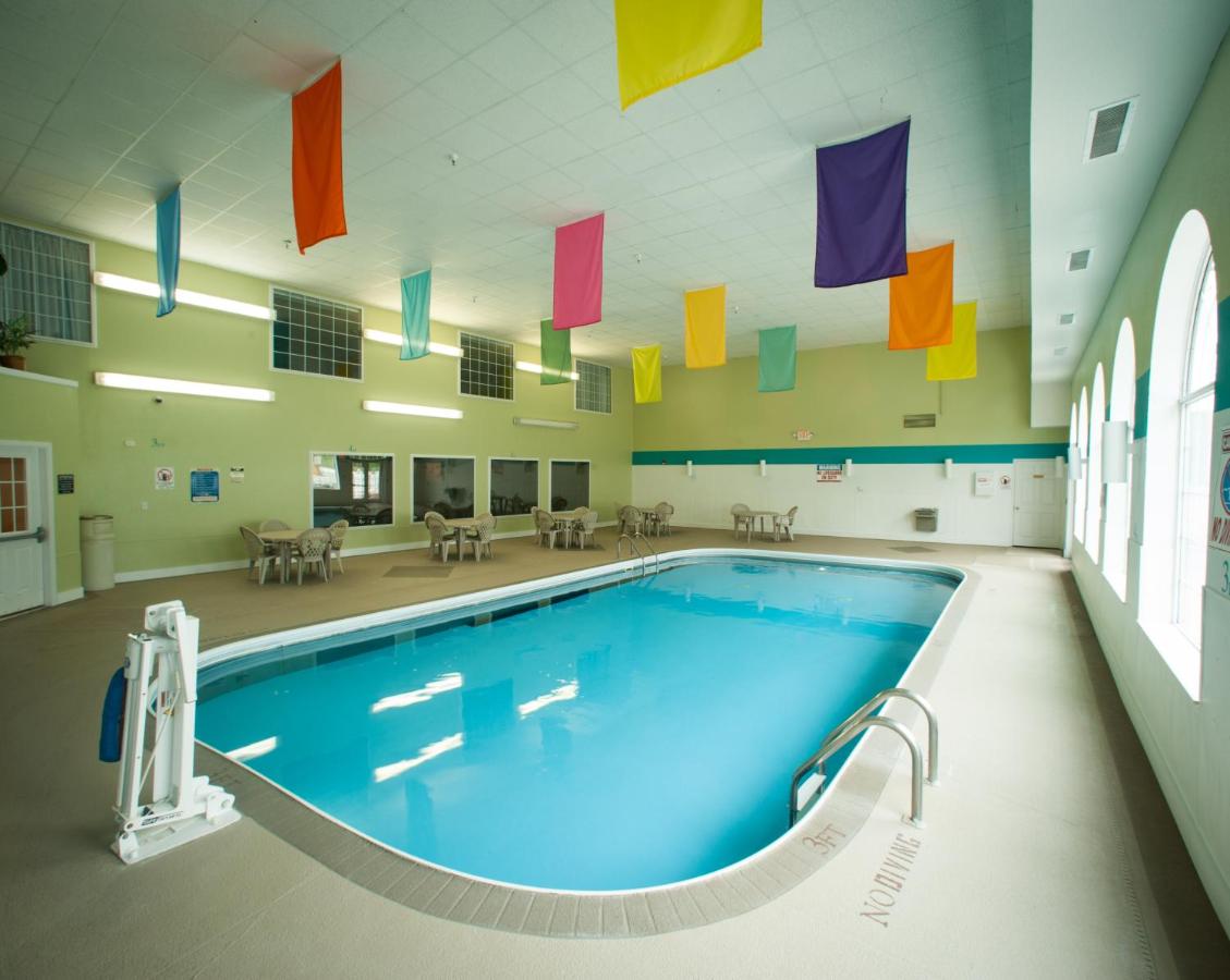 Heated swimming pool: Northfield Inn Suites and Conference Center