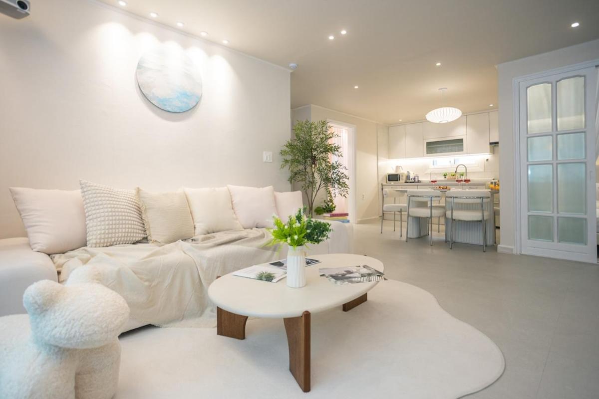 Near Hongik University Station and Mangwon Market Spacious living room and special tea room - 4